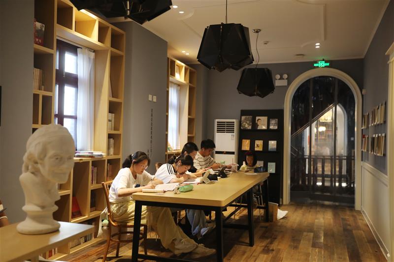 高溫來襲 書香之中覓清涼